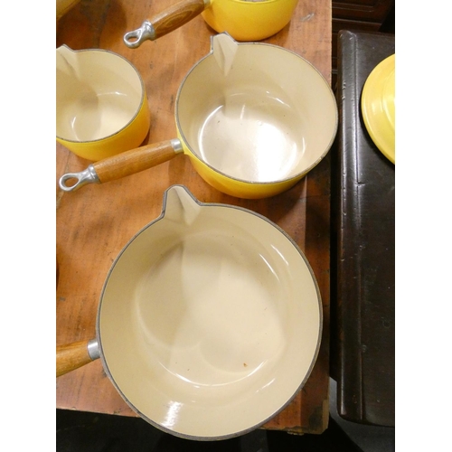 419 - Set of yellow Le Creuset saucepans.