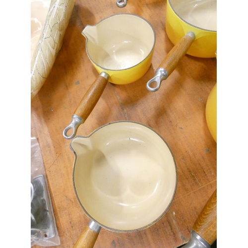 419 - Set of yellow Le Creuset saucepans.