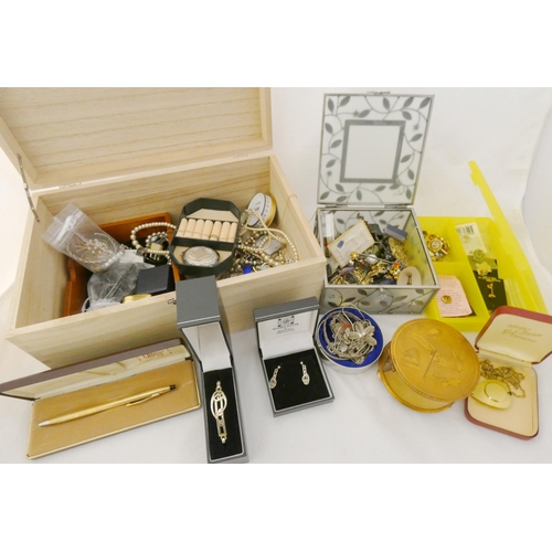 43 - Quantity of decorative and costume-related jewellery to include Rennie Mackintosh-themed boxed jewel... 