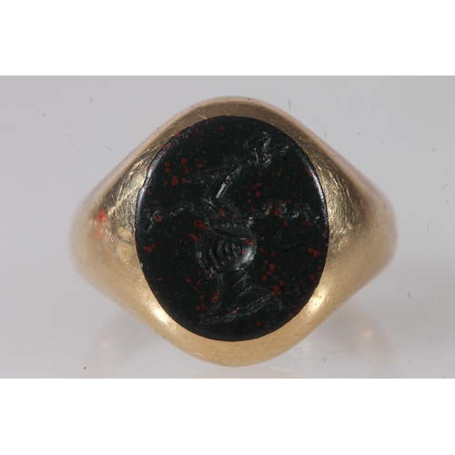 767 - Gold seal ring with intaglio crest incised into bloodstone, marks rubbed, M/N, 6.3g.