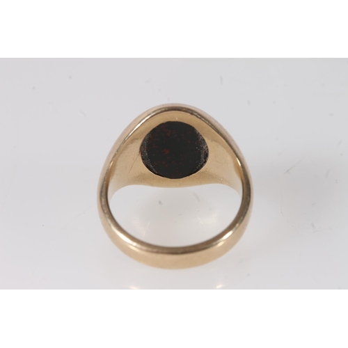 767 - Gold seal ring with intaglio crest incised into bloodstone, marks rubbed, M/N, 6.3g.