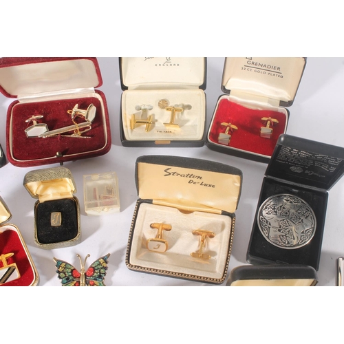 818 - Costume jewellery, small amount of silver and white metal jewellery, cufflinks etc. (qty)