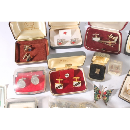 818 - Costume jewellery, small amount of silver and white metal jewellery, cufflinks etc. (qty)