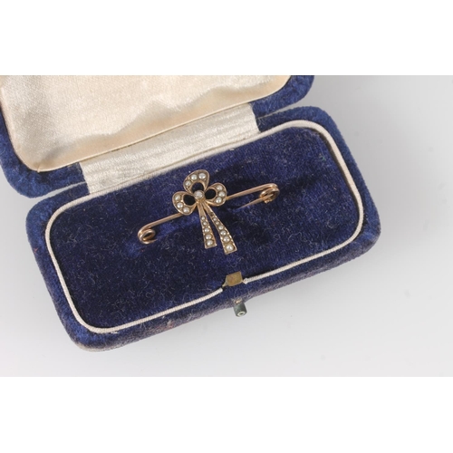 826 - Edwardian 9ct gold seed pearl bar brooch, 1.0g.