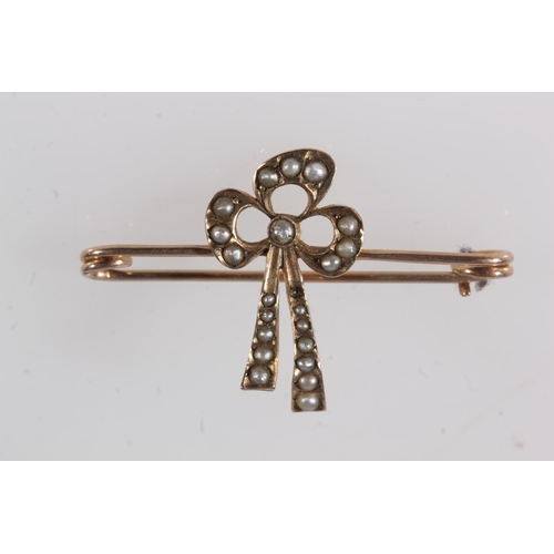 826 - Edwardian 9ct gold seed pearl bar brooch, 1.0g.