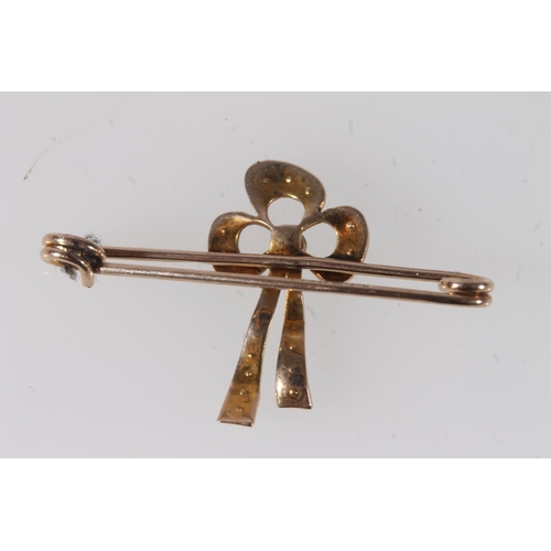 826 - Edwardian 9ct gold seed pearl bar brooch, 1.0g.