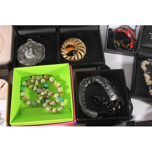 593B - Boxed costume jewellery brooches, pendants, earrings etc. (qty)