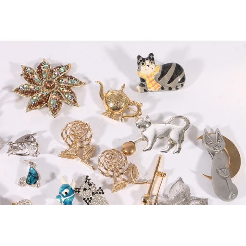 593D - Costume jewellery brooches, beaded necklaces, bangles etc. (qty)