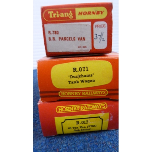 16 - Carton containing Hornby OO gauge coaches, boxed and loose examples, to include R.422 Full Third coa... 