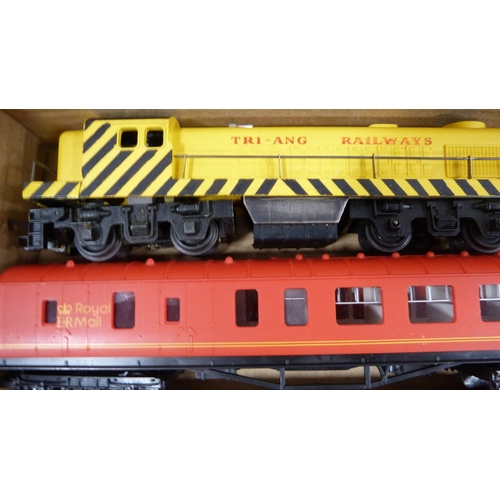 19 - Tri-ang Railway boxed Operating Mail coach set, R.323 (incomplete), OO gauge Royal Mail coaches and ... 