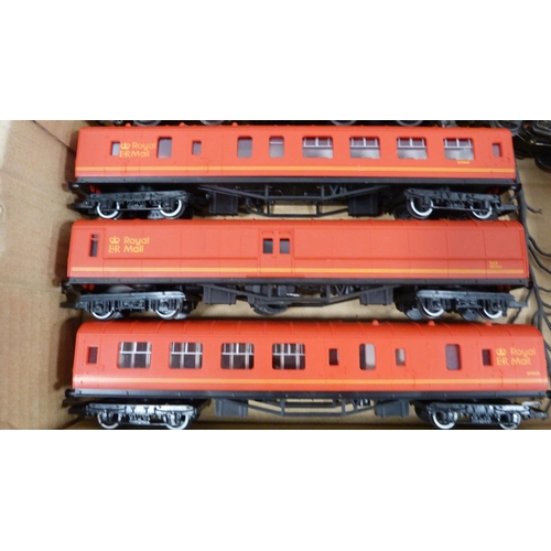 19 - Tri-ang Railway boxed Operating Mail coach set, R.323 (incomplete), OO gauge Royal Mail coaches and ... 