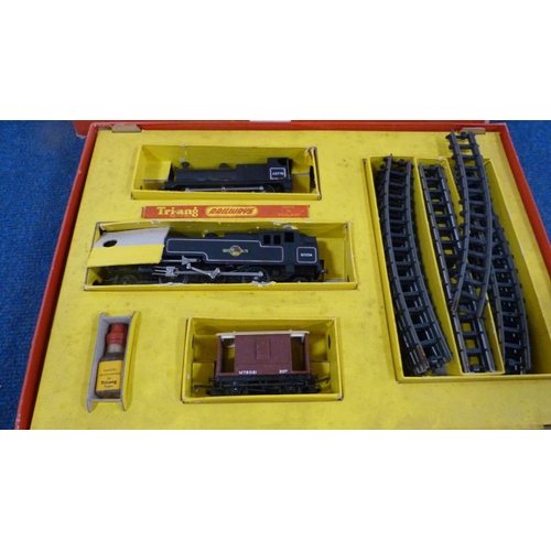 22 - Tri-ang OO gauge R3.R boxed electric model railway to include 43775 locomotive, 82044 tender and tra... 