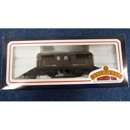 24 - Bachmann Branchline OO gauge  31/077 type 4 peak diesel class 46, in green, boxed, al... 