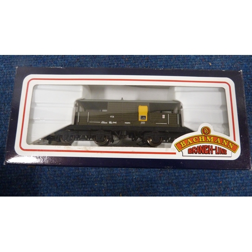 24 - Bachmann Branchline OO gauge  31/077 type 4 peak diesel class 46, in green, boxed, al... 