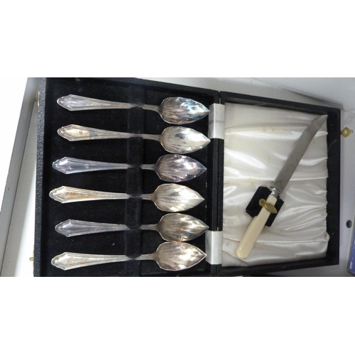 249 - Plated ware to include a cased set of fish knives and forks, cased set of grapefruit spoons, bowl, f... 