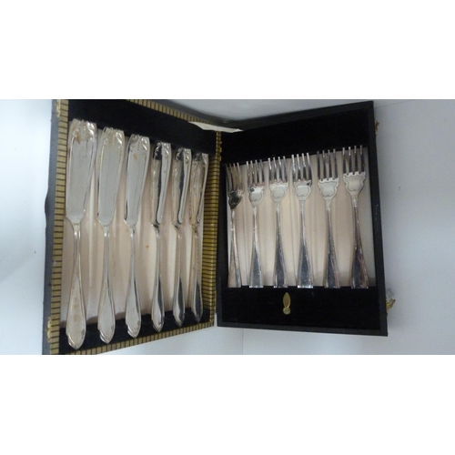 249 - Plated ware to include a cased set of fish knives and forks, cased set of grapefruit spoons, bowl, f... 