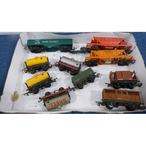 26 - Carton containing various loose OO gauge tankers and tenders, boxed Hammant & Morgan Power Maste... 