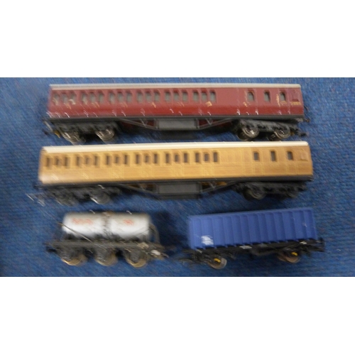 26 - Carton containing various loose OO gauge tankers and tenders, boxed Hammant & Morgan Power Maste... 