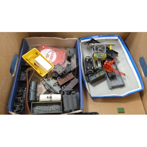 26 - Carton containing various loose OO gauge tankers and tenders, boxed Hammant & Morgan Power Maste... 