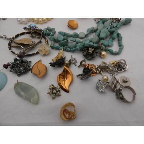 314 - Box containing costume jewellery to include synthetic pearls, turquoise-style pendant on chain, smal... 