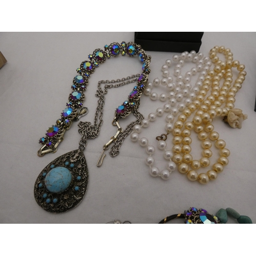 314 - Box containing costume jewellery to include synthetic pearls, turquoise-style pendant on chain, smal... 