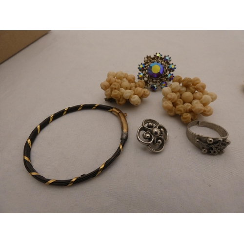 314 - Box containing costume jewellery to include synthetic pearls, turquoise-style pendant on chain, smal... 