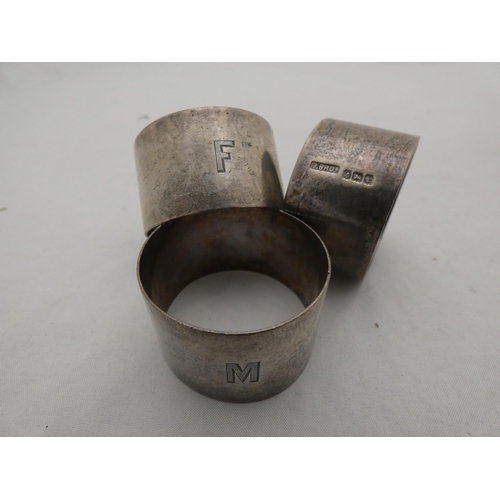 325 - Five silver napkin rings to include engine-turned examples, 163g gross.