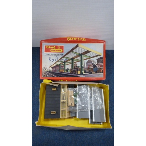 35 - Hornby OO gauge R.867 BR twin rail bus class 142, boxed, OO gauge scale model construction kit R195 ... 