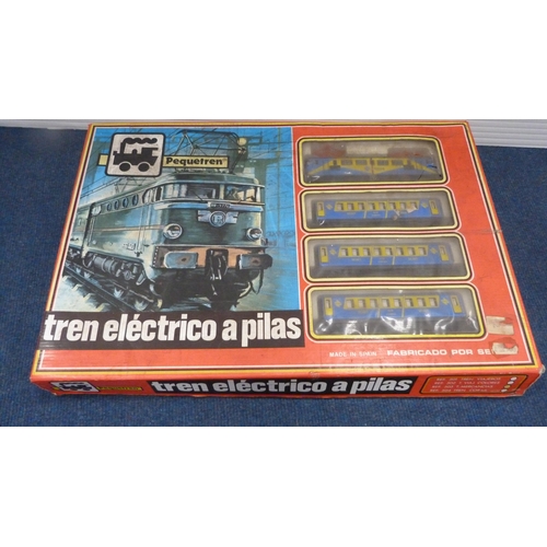 35 - Hornby OO gauge R.867 BR twin rail bus class 142, boxed, OO gauge scale model construction kit R195 ... 