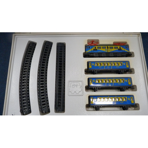 35 - Hornby OO gauge R.867 BR twin rail bus class 142, boxed, OO gauge scale model construction kit R195 ... 