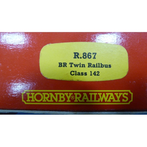 35 - Hornby OO gauge R.867 BR twin rail bus class 142, boxed, OO gauge scale model construction kit R195 ... 