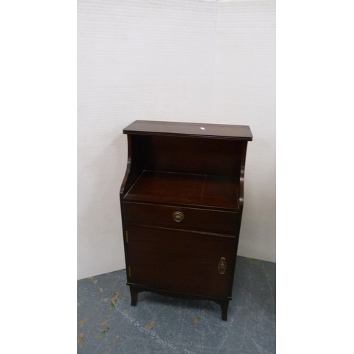 368 - Mahogany open bedside cabinet and an open bookcase.  (2)