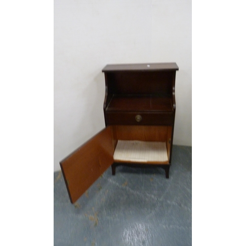 368 - Mahogany open bedside cabinet and an open bookcase.  (2)