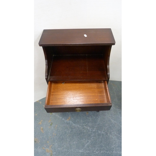 368 - Mahogany open bedside cabinet and an open bookcase.  (2)