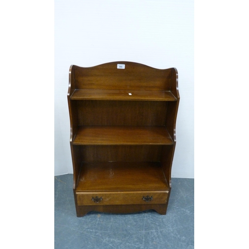 368 - Mahogany open bedside cabinet and an open bookcase.  (2)