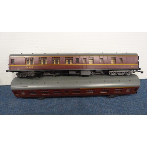 43 - Collection of O scale coaches to include LMS 15865 in red, boxed Lima examples and a carton containi... 