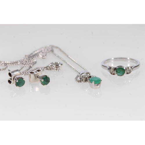 497 - Emerald and white metal evening set, consisting of matching ring, pendant and pair of ear studs.