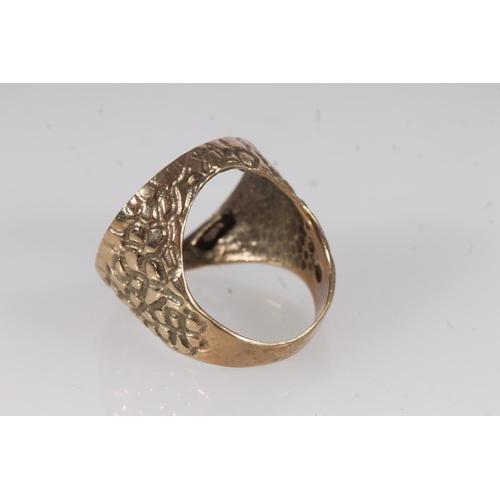 511 - 9ct gold sovereign ring (no coin present), 6.5g.