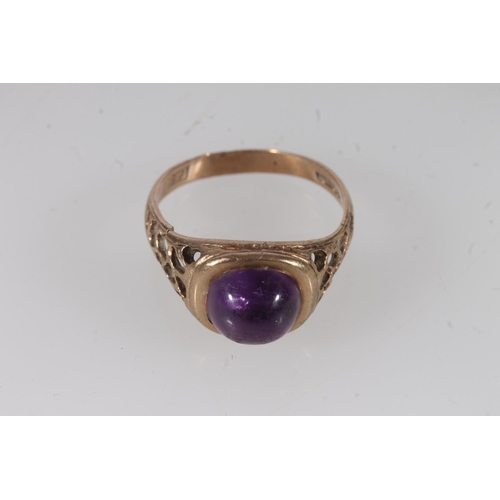 515 - 9ct gold and cobochon amethyst ring, 4.1g.