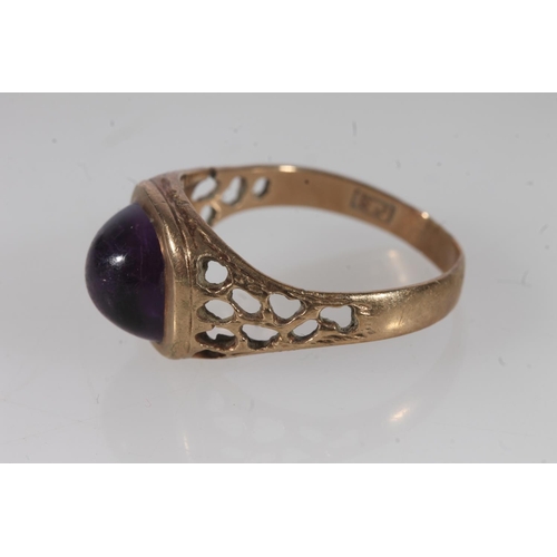 515 - 9ct gold and cobochon amethyst ring, 4.1g.