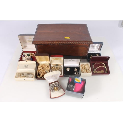 525 - Box of costume jewellery, brooches, dress watches etc.