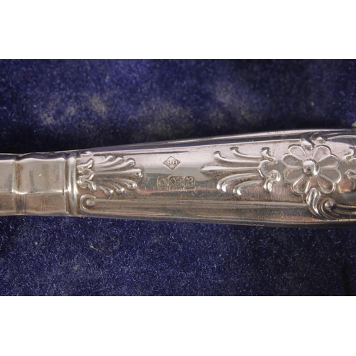 538 - Silver handled cake slice and knife.