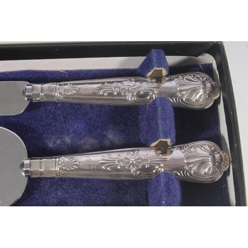 538 - Silver handled cake slice and knife.