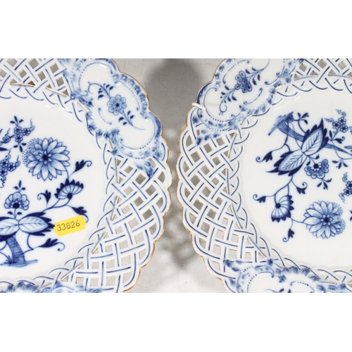 111 - Pair of Meissen porcelain Onion pattern plates and matching bowl.