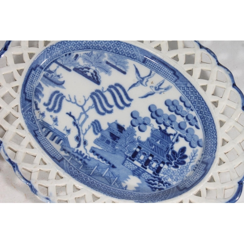 162 - Pair of English antique pearl ware blue and white transfer printed willow pattern oval dishes with l... 