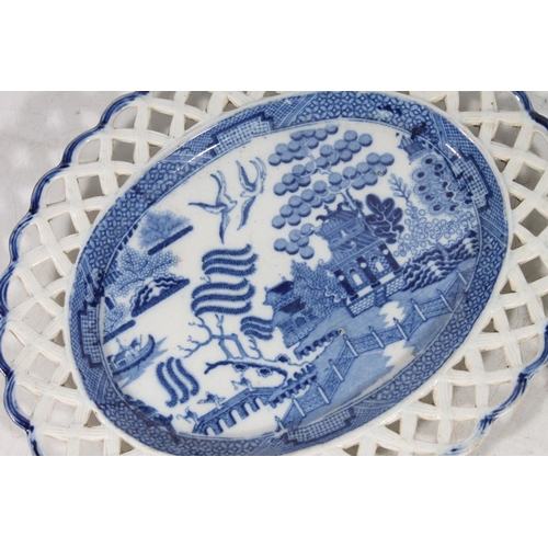 162 - Pair of English antique pearl ware blue and white transfer printed willow pattern oval dishes with l... 