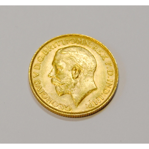 269 - George V gold sovereign, 1915, 8g.