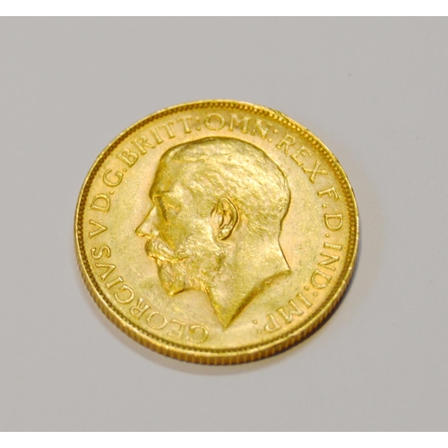 270 - George V gold sovereign, 1915, 8g.