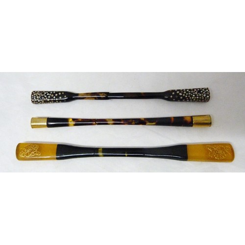 369 - Three Japanese hairpins (kanzashi) in simulated tortoiseshell holders, 14cm, 14.5cm and 16.5cm long.... 