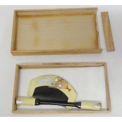 370 - Japanese lacquer comb and kogai set, 11cm and 18.5cm long, contained in a wooden box.